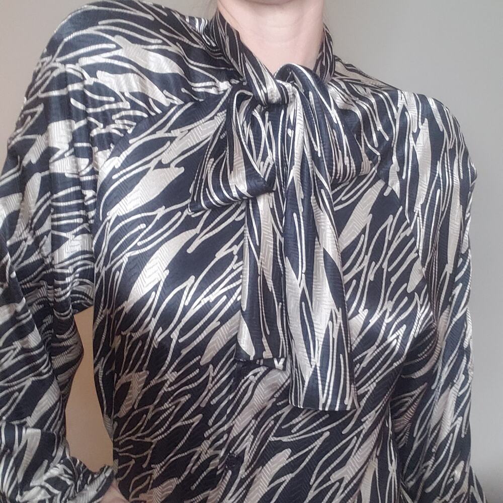 Vintage Metallic Psychedelic Silky 1/2 Button Bow Tie Scarf Blouse Cuff Wrist 10
